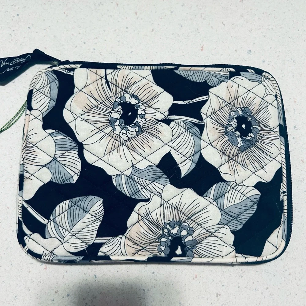 👛Vera Bradley Black and White Floral e-reader Sleeve